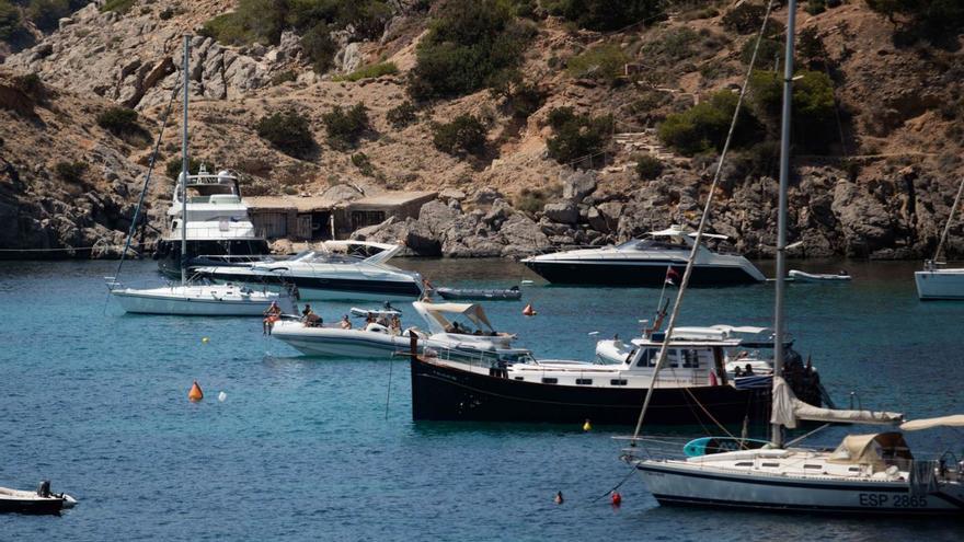 Barcos fondeados ilegalmente en Porroig. | TONI ESCOBAR