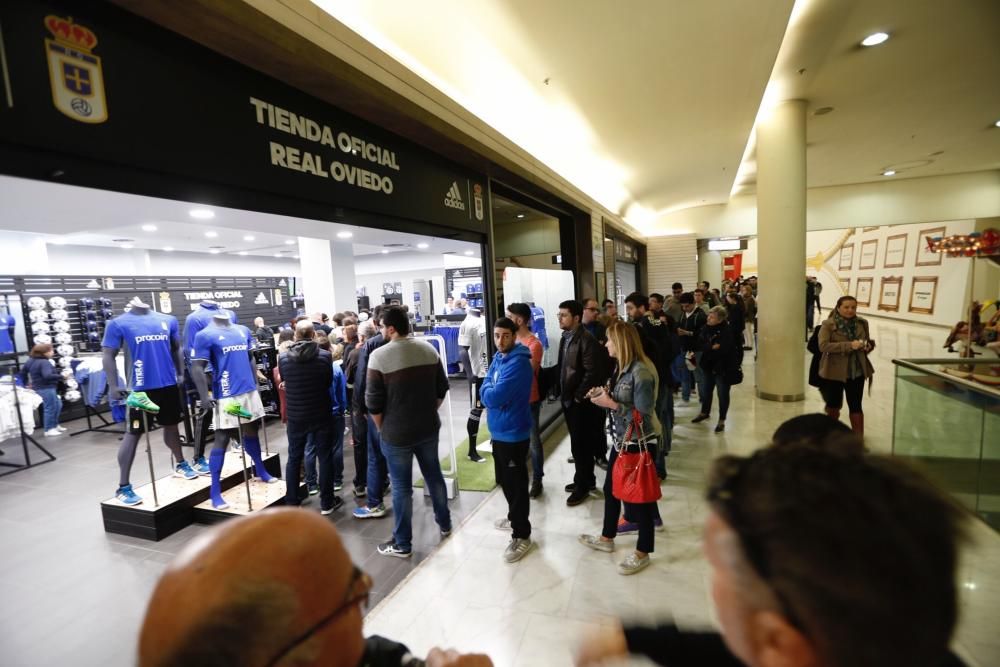 La afición del Real Oviedo hace cola para adquirir su entrada ante el Lugo