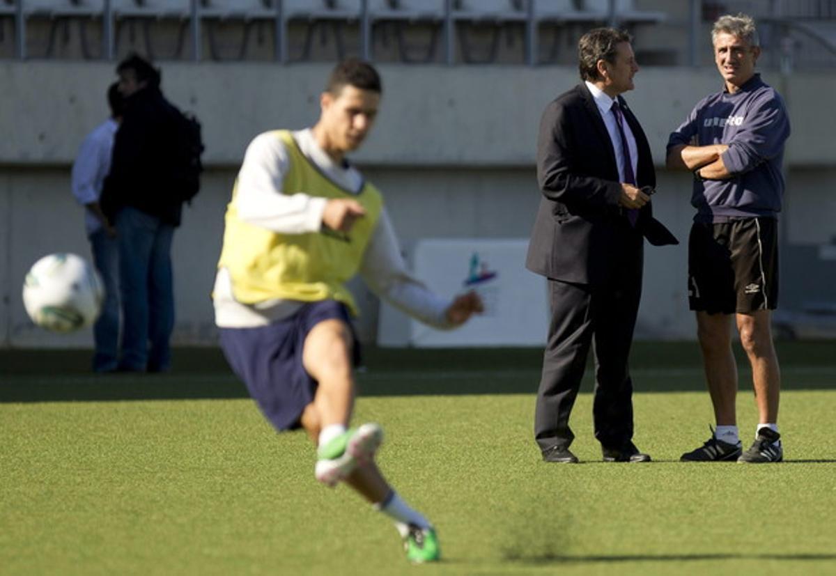 El president i l’entrenador del l’Hospitalet de Llobregat, Miguel Hernández i Jordi Vinyals, respectivament, conversen durant l’entrenament d’avui a les instal·lacions del club, on preparen el seu partit de Copa del Rei de demà davant el Barcelona. El president i l’entrenador del l’Hospitalet de Llobregat, Miguel Hernández i Jordi Vinyals, respectivament, conversen durant l’entrenament d’avui a les instal·lacions del club, on preparen el seu partit de Copa del Rei de demà davant el Barcelona.