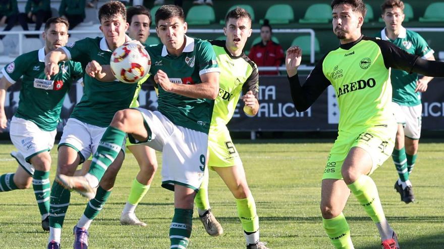 Álex Pérez, del Coruxo, intenta controlar el balón durante el partido de ayer ante el Laredo. | José Lores