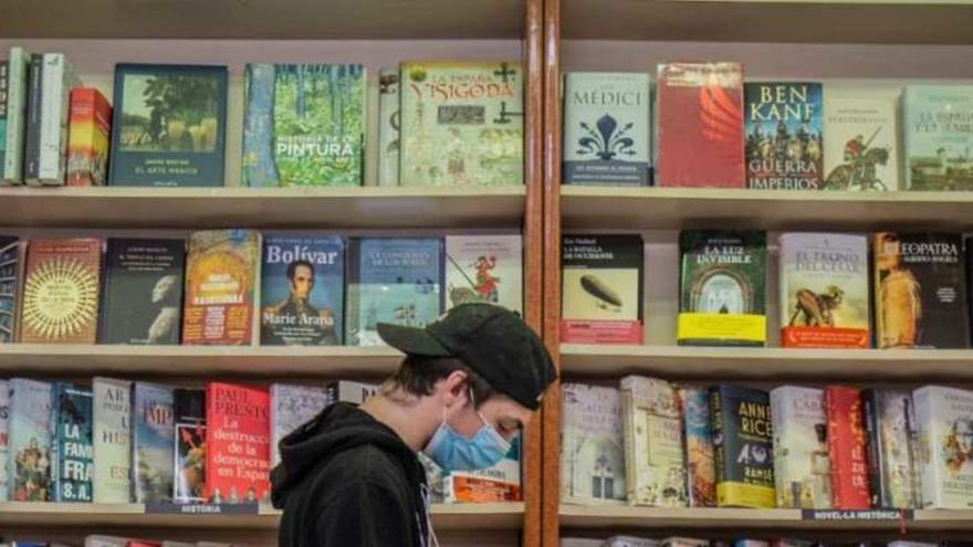 Un joven en una librería. | L.O.Z.