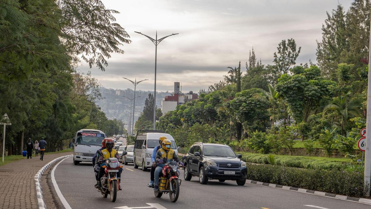 El país devastado por uno de los peores genocidios de la historia ha dejado de existir. Treinta años después, Ruanda se ha transformado, como si se tratase de un milagro, en una nación que sorprende por su -al menos aparente- reconciliación.