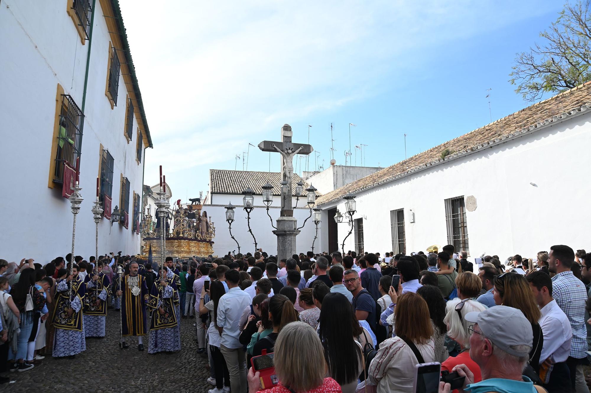 La Plaza de Capuchinos da salida a la Hermandad de la Sangre