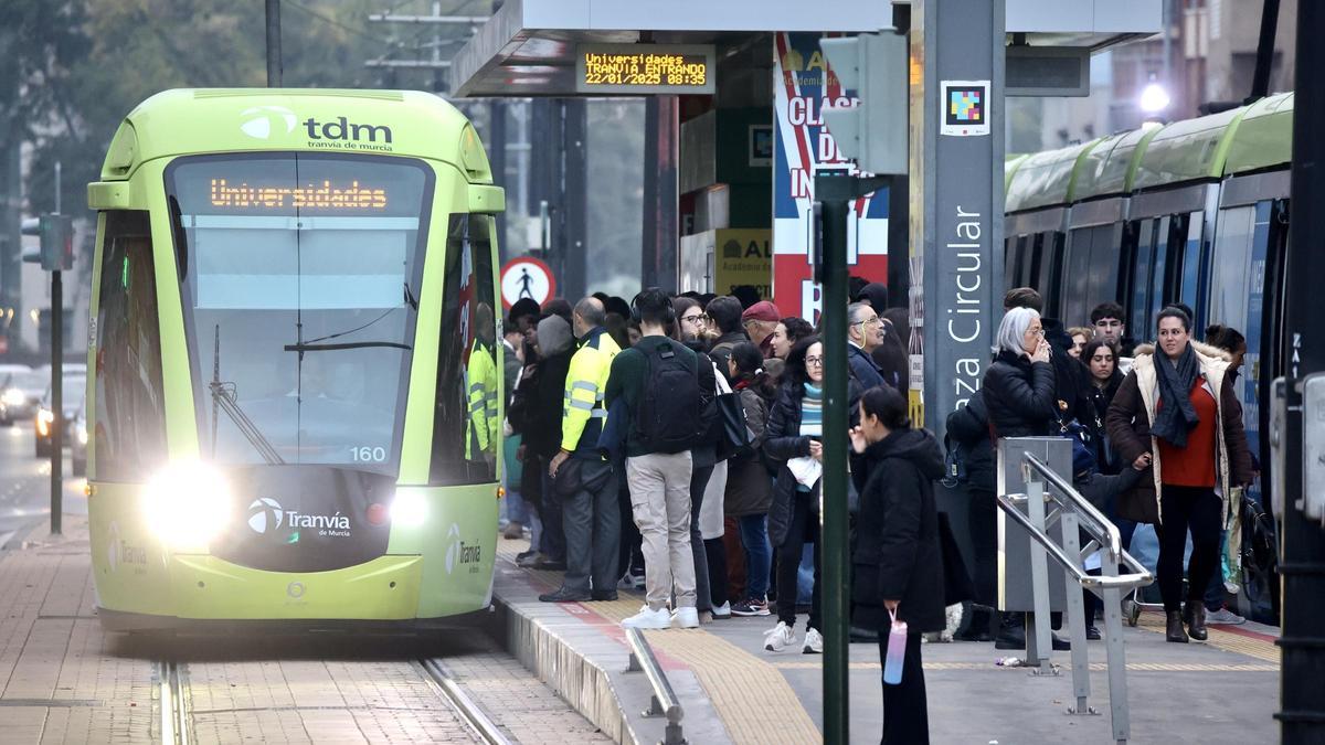 Pasajeros suben al tranvía de Murcia en la parada de la Plaza Circular.