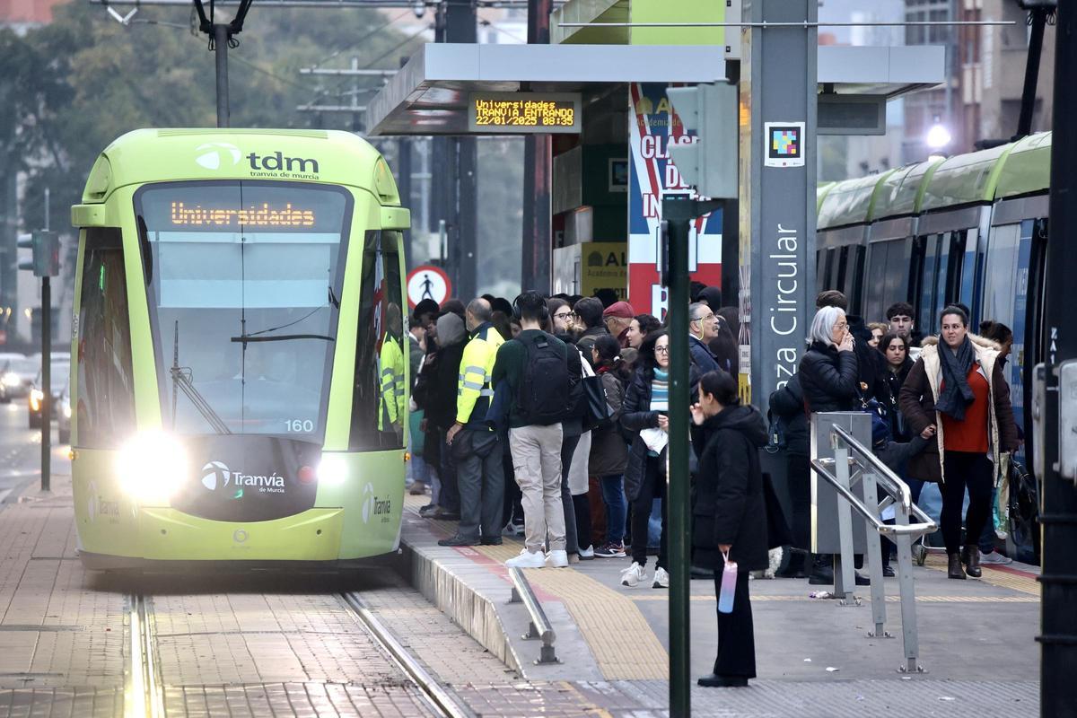 Pasajeros suben al tranvía de Murcia en la parada de la Plaza Circular.