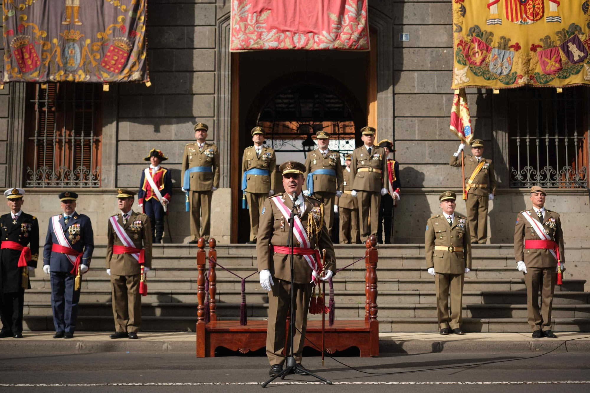 Desfile de tropas con motivo de la Pascua Militar en la plaza Weyler