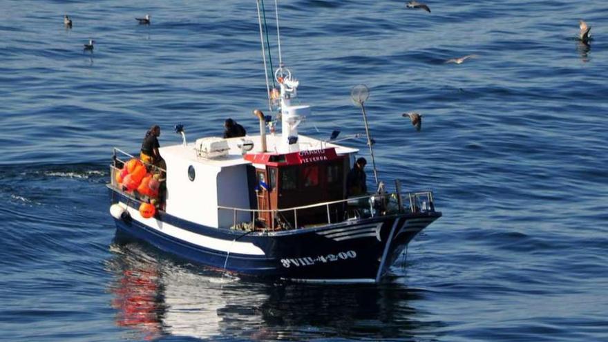 Una embarcación de artes menores pesca en una ría gallega. // Iñaki Abella