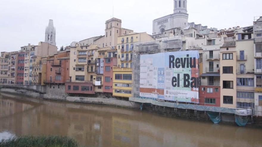 La lona que cobria les façanes està sent retirada.