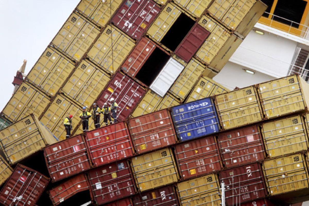 Un equip de salvament recull els contenidors d’una embarcació a Tauranga (Nova Zelanda).