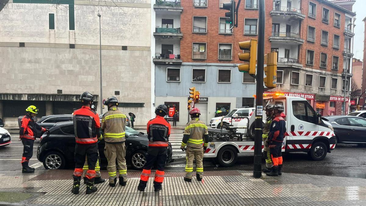 Alarma en La Calzada, en Gijón, por un coche que volcó tras intentar adelantar a un camión