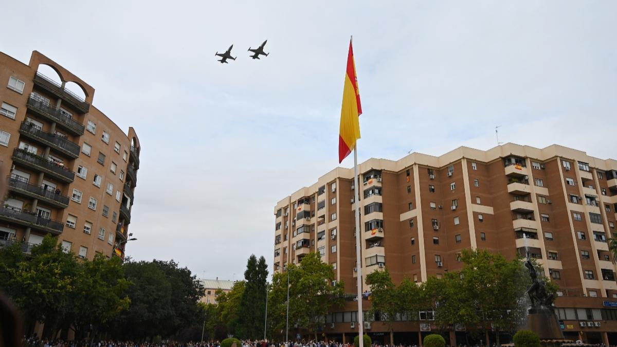 Dos aviones F-5 sobrevuelan, ayer, la rotonda de la bandera, en Valdepasillas.