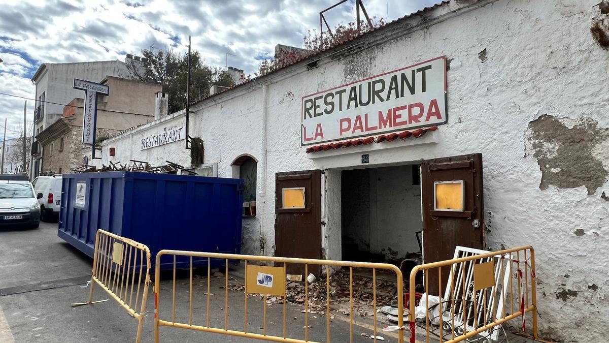 L'edifici amb les tanques de seguretat, mentre es retiren elements interiors.