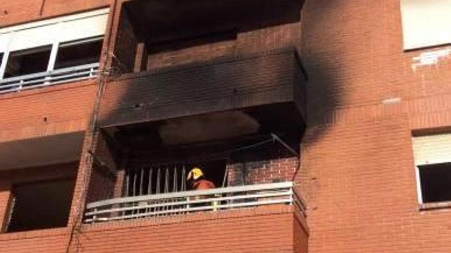 Técnicos del EIGE inspeccionan los pisos afectados por el incendio de Torrent