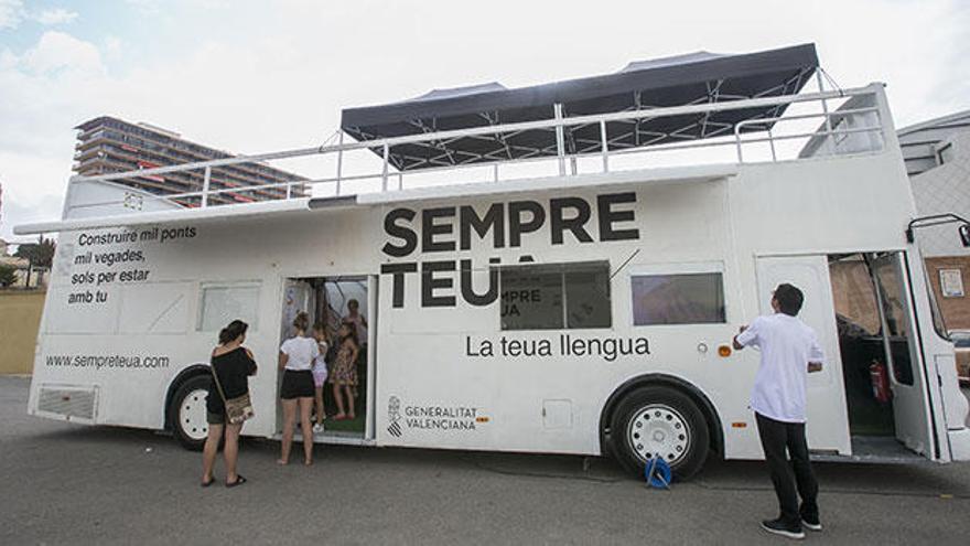 El «Bus de la Llengua» realiza su actividad en El Campello