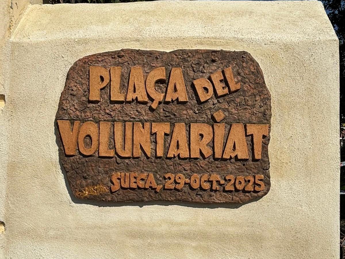 Placa de la plaza, realizada con barro de la dana.