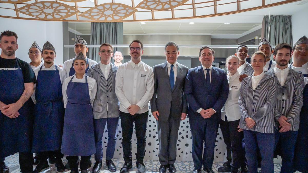 Los ministros Wang Li y Albares, junto al equipo de restaurante Noor.