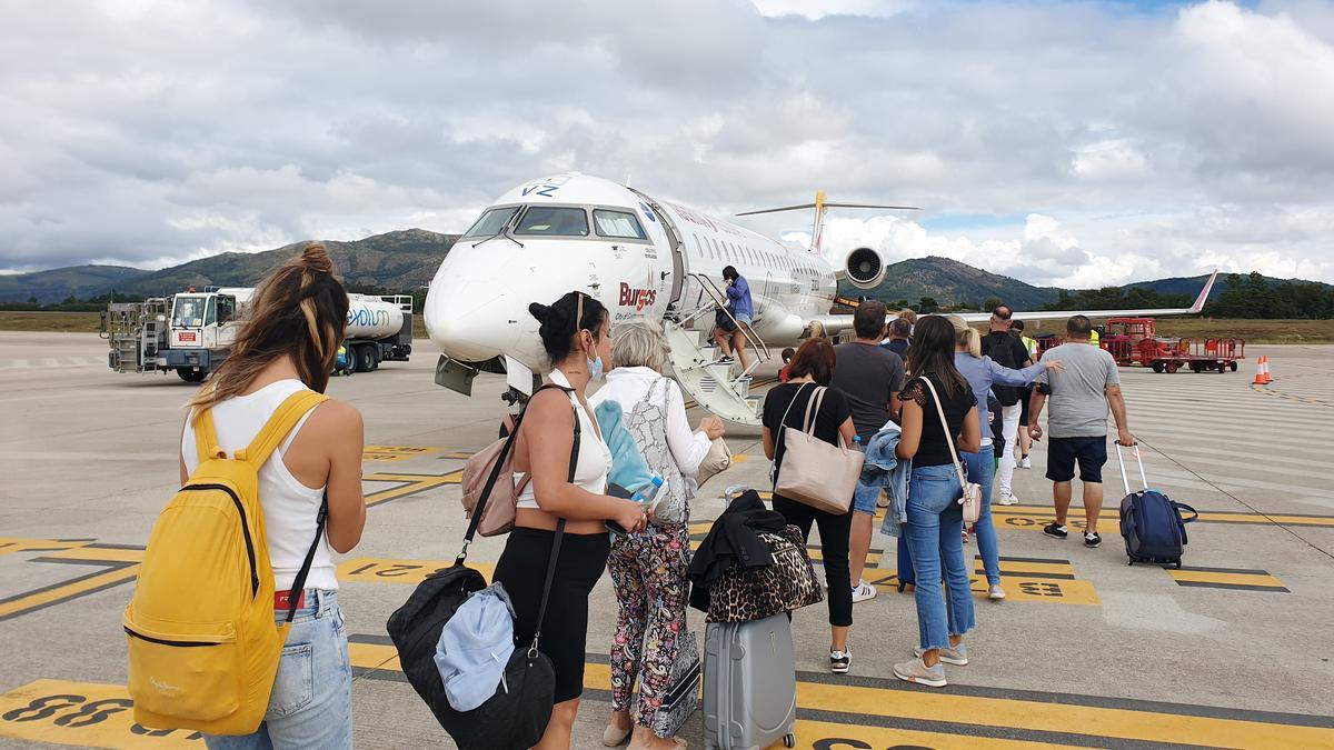 Pasajeros subiendo a un avión de Iberia Regional en el aeropuerto de Peinador este mes de octubre