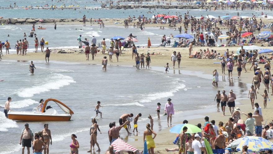 Castellón pierde una bandera azul en sus playas y 31 ondearán en el litoral este año