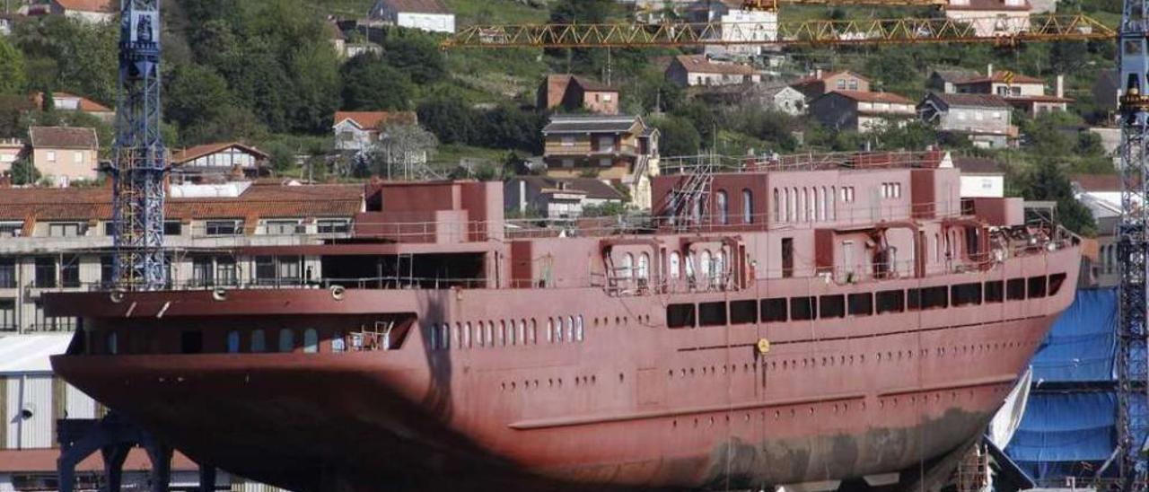 El casco del mayor velero del mundo, en las dependencias que ocupaba Factoría Naval. // S. Álvarez