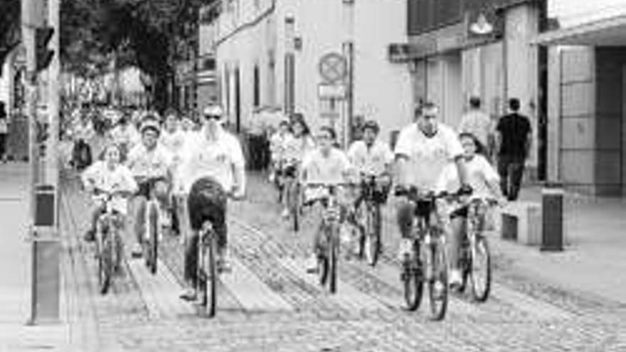 Unos 300 escolares participan en una marcha en bicicleta