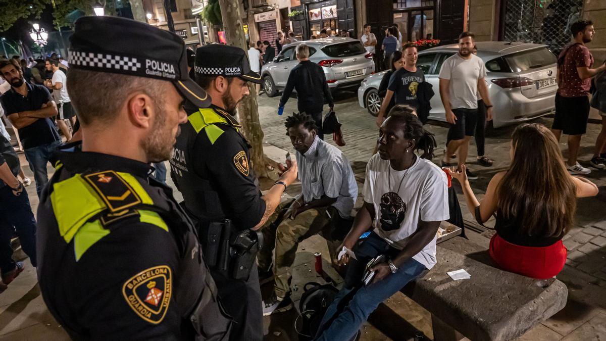 Control de la vía pública en el paseo del Born totalmente lleno de jóvenes cubata en mano