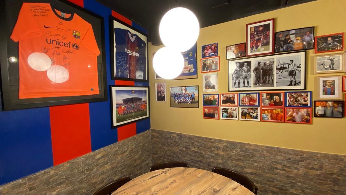 El rincón azulgrana de El Rebost de Sant Antoni, con camisetas y fotos firmadas por los 'cracks' del Barça.