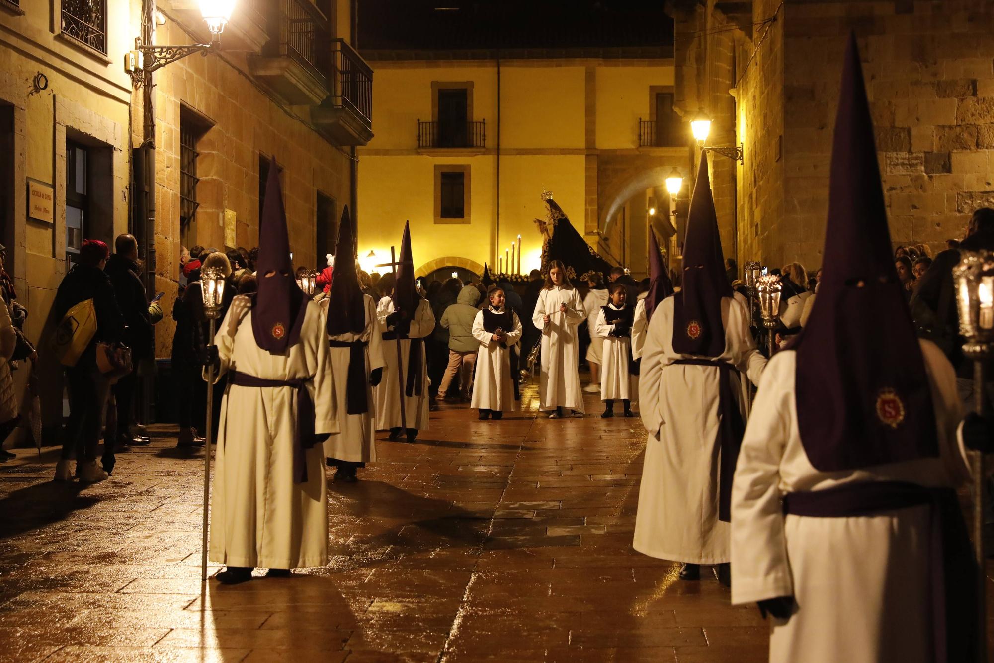 En imágenes | Procesión del Silencio por la calles de Oviedo