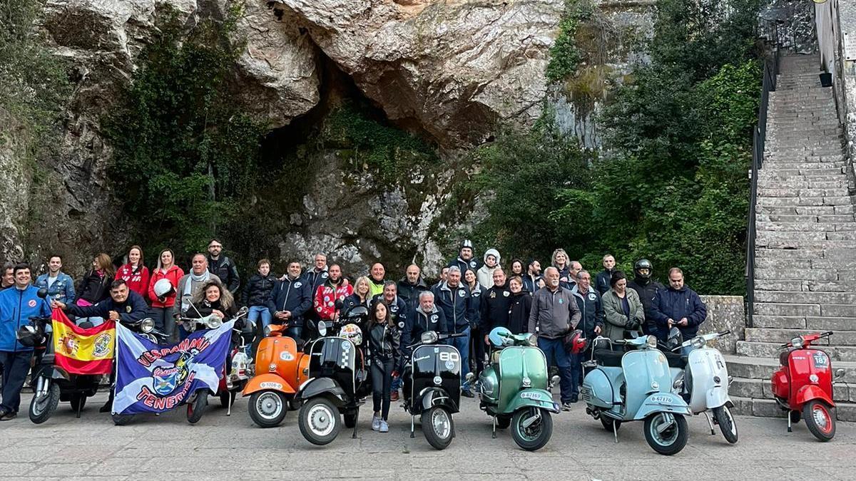 Los participantes, ante la cueva de la Santina.