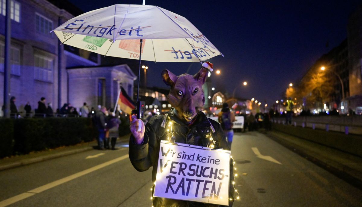 No somos ratas de laboratorio, reza la pancarta de un manifestante antivacunas en Alemania.