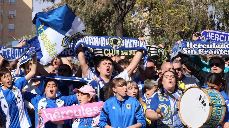 Cientos de hinchas reciben al Hércules en el Rico Pérez para un partido con 18.000 espectadores en la grada