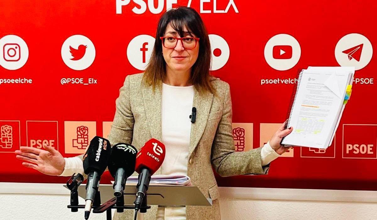 La edil Patricia Macià muestra a los periodistas el déficit municipal en Elche