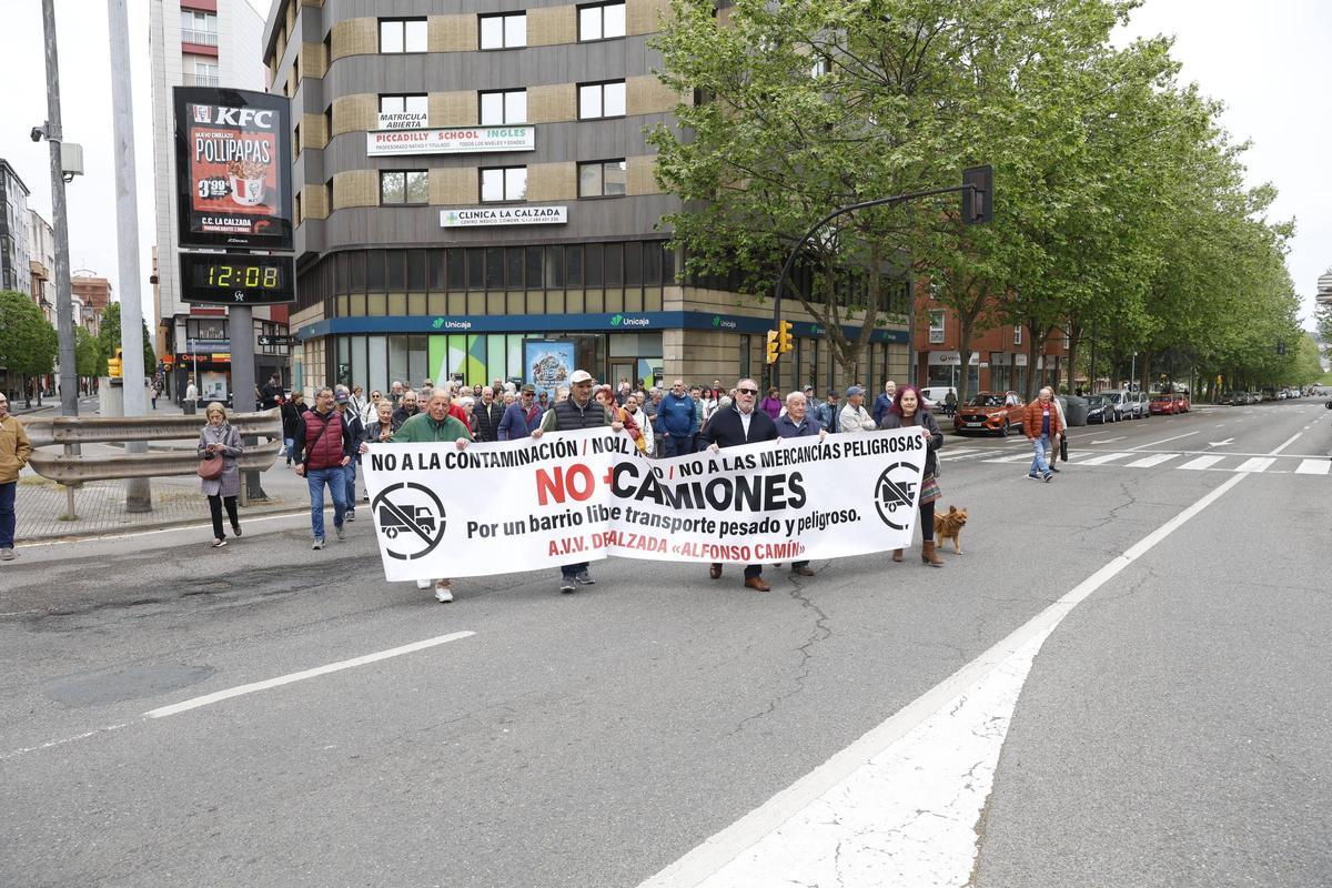 La protesta vecinal de La Calzada por los camiones en el barrio, en imágenes La protesta vecinal de La Calzada por los camiones en el barrio, en imágenes