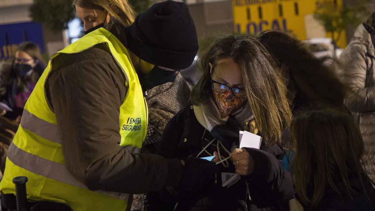 Asistentes al concierto de Aitana muestran su pasaporte covid a la entrada