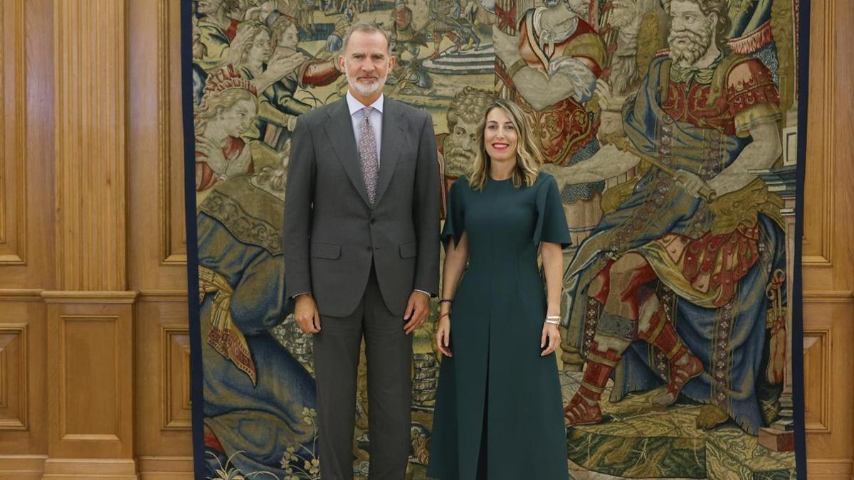El rey Felipe VI y la presidenta de la Junta María Guardiola posan ante los fotógrafos en el salón de Audiencias.