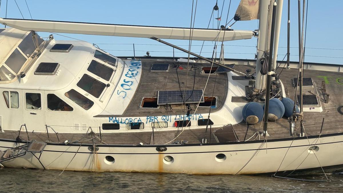 Grafitis de 'tourist go home' en el Acoa, el gran velero encallado en Son Servera que continúa abandonado desde enero