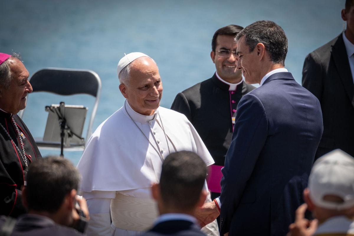 El papa saluda a Pedro Sánchez en Arguineguín.