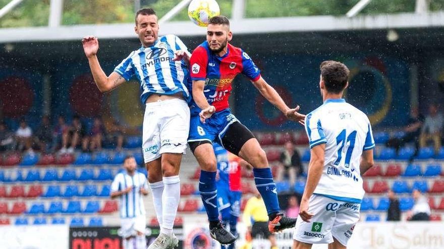 Mateo, del Langreo, pugna por un balón aéreo con Rovirola, del Atlético Baleares.