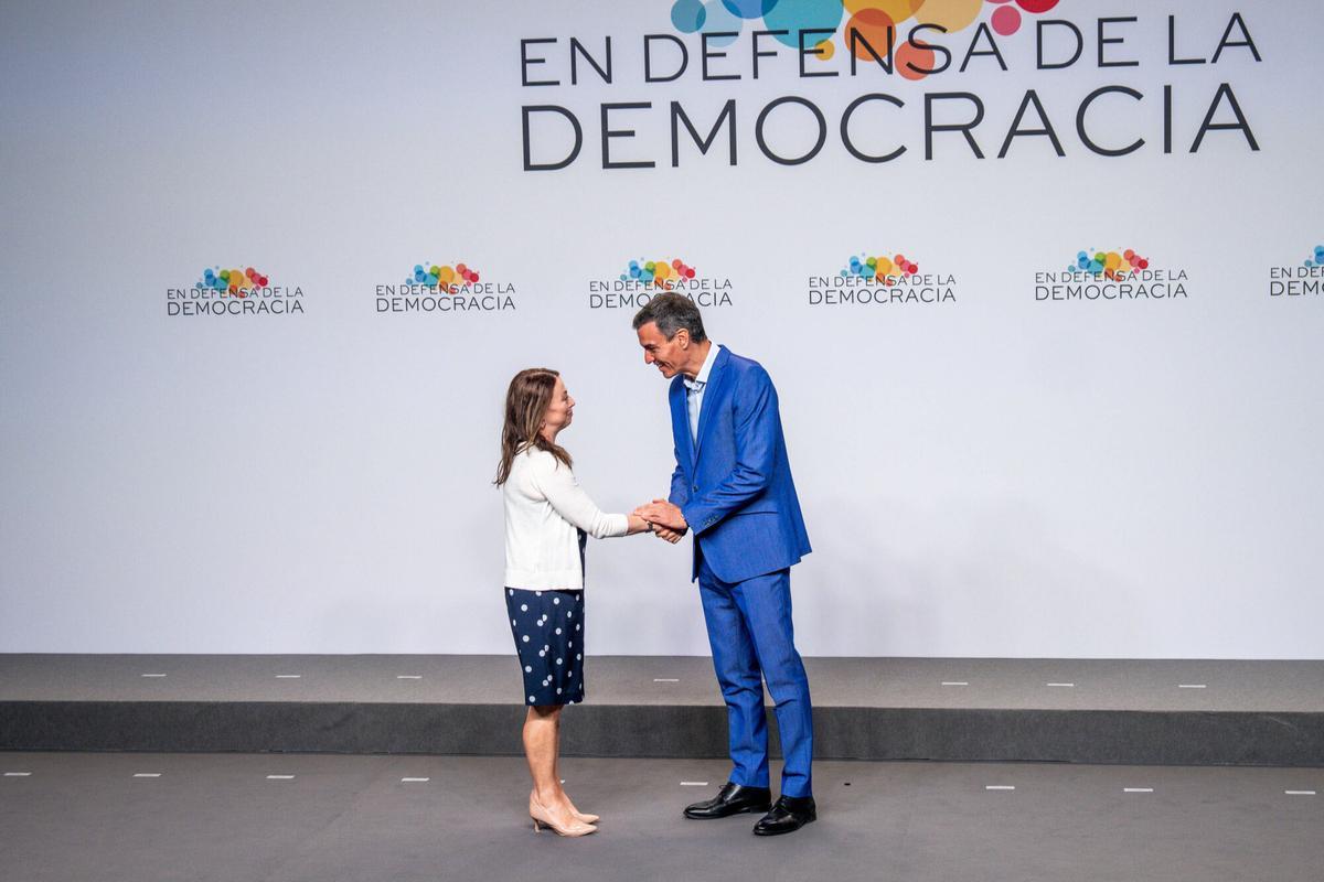 Pedro Sánchez saludando a Rosemary Morris-Castico, Embajadora de Australia, en la IV Reunión “En Defensa de la Democracia”.