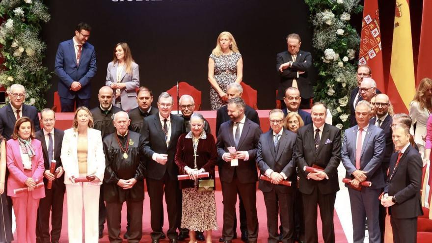 Foto de familia con los galardonados ayer en el Teatro Romea de Murcia.