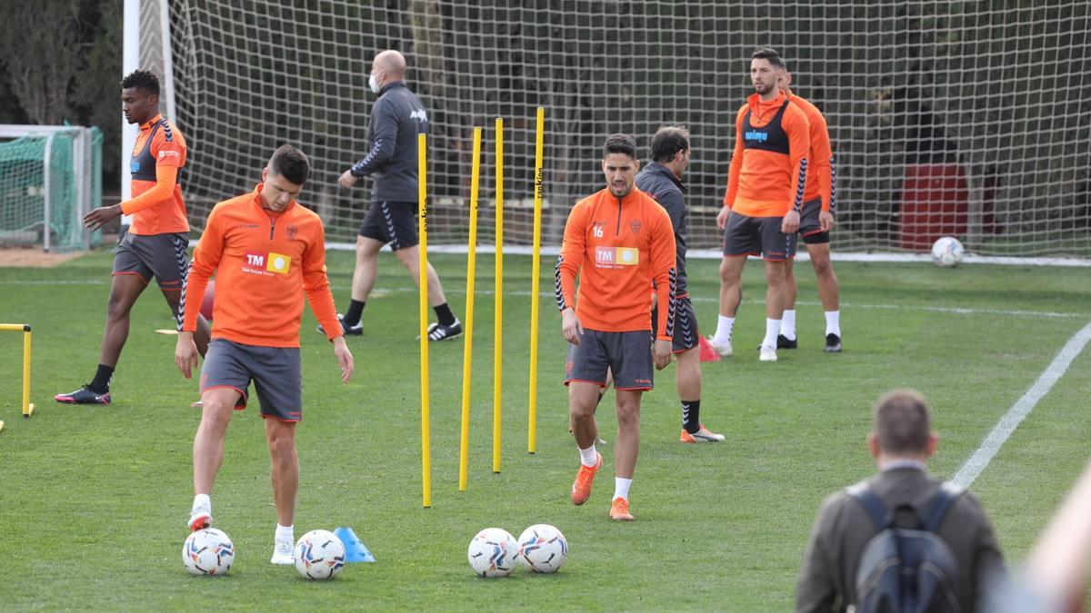 Los jugadores del Elche, durante un entrenamiento en el campo Díez Iborra