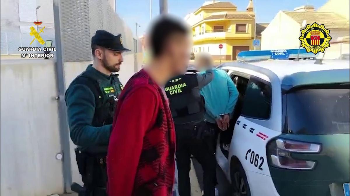 La Guuardia Civil conduce a los dos detenidos.