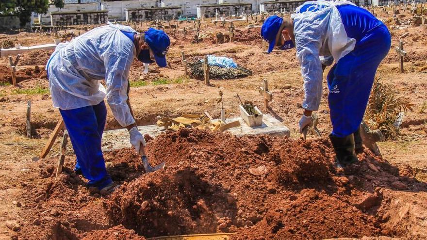 Trabajadores de un cementerio de Río de Janeiro.