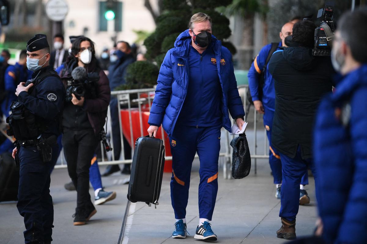 Koeman, a su llegada al hotel de París, junto a la Torre Eiffel.