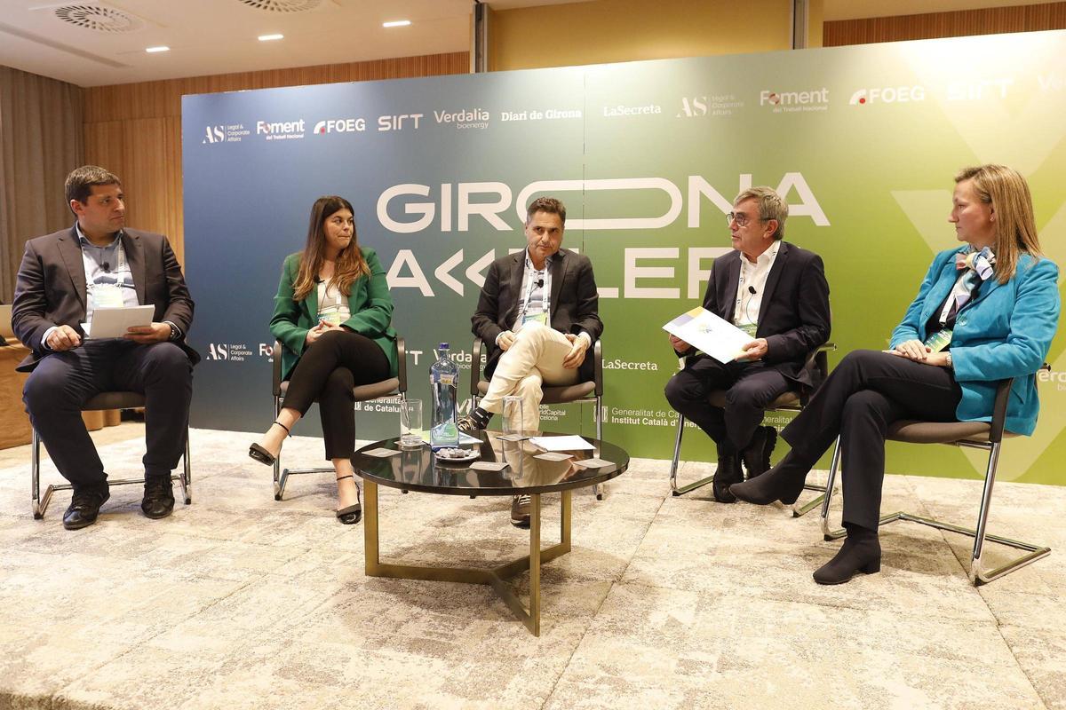 Eduard Ayach, Arantxa Calvera, David Plana, Miquel Gotanegra i Cristina Cabañas, a la darrera taula rodona.