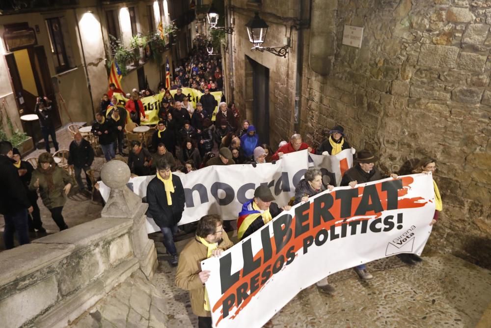 Concentració contra les detencions d'activistes pels talls de les vies de l'AVE en l'anviersari de l'1-O