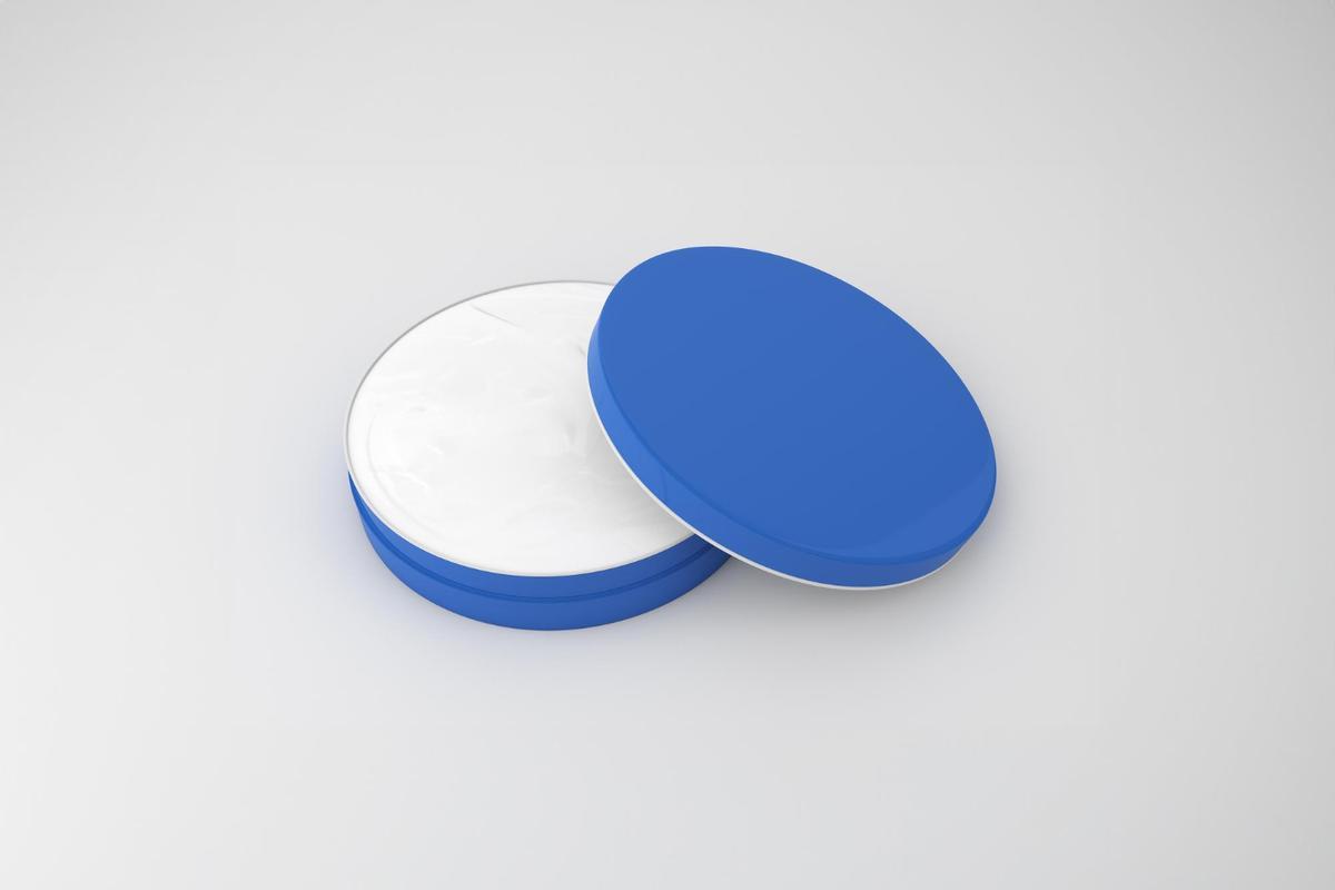 Crema en una lata azul.