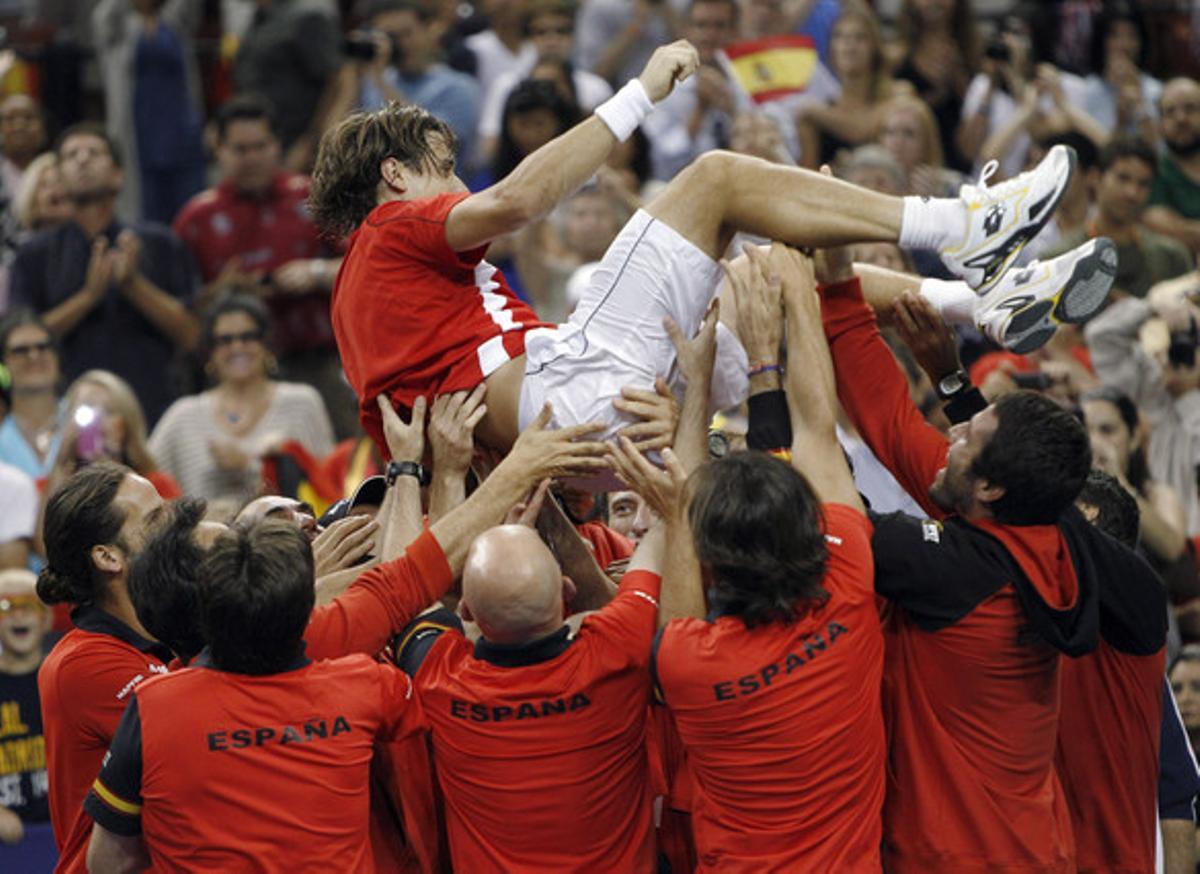 L’equip espanyol de tennis manteja David Ferrer després de superar els Estats Units en l’eliminatòria de quarts de final de la Copa Davis, l’any passat, a Texas. L’equip espanyol de tennis manteja David Ferrer després de superar els Estats Units en l’eliminatòria de quarts de final de la Copa Davis, l’any passat, a Texas.