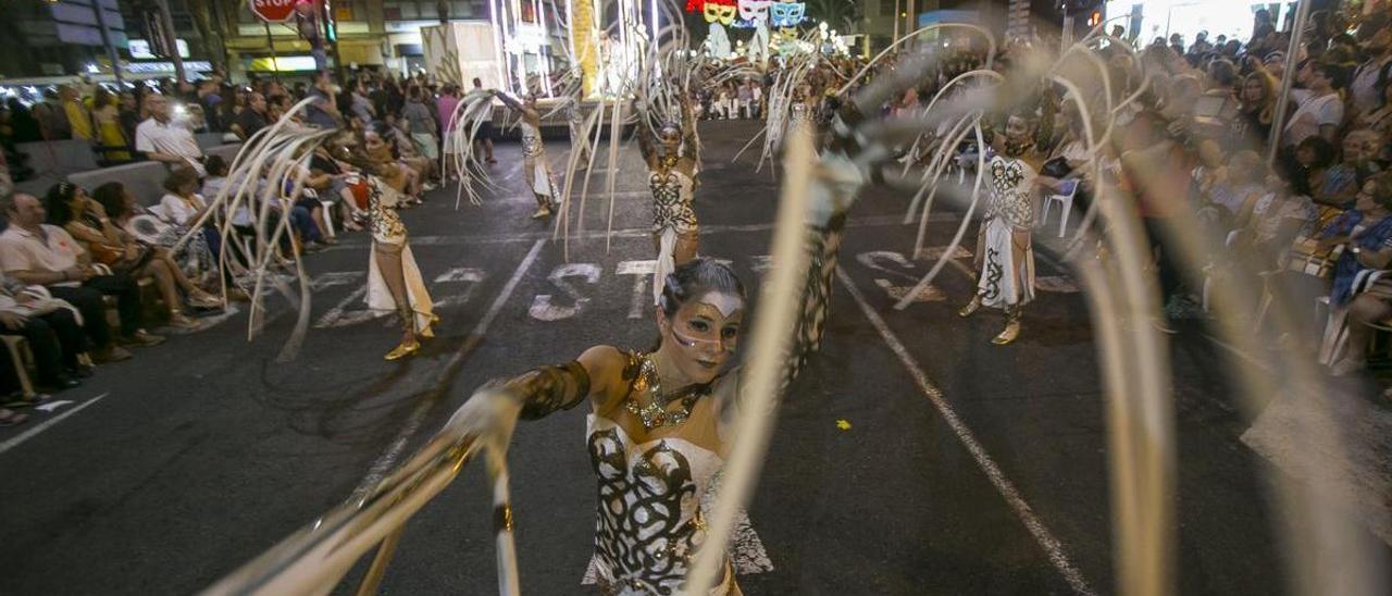 Un instante del último desfile folclórico, en las Hogueras de 2019