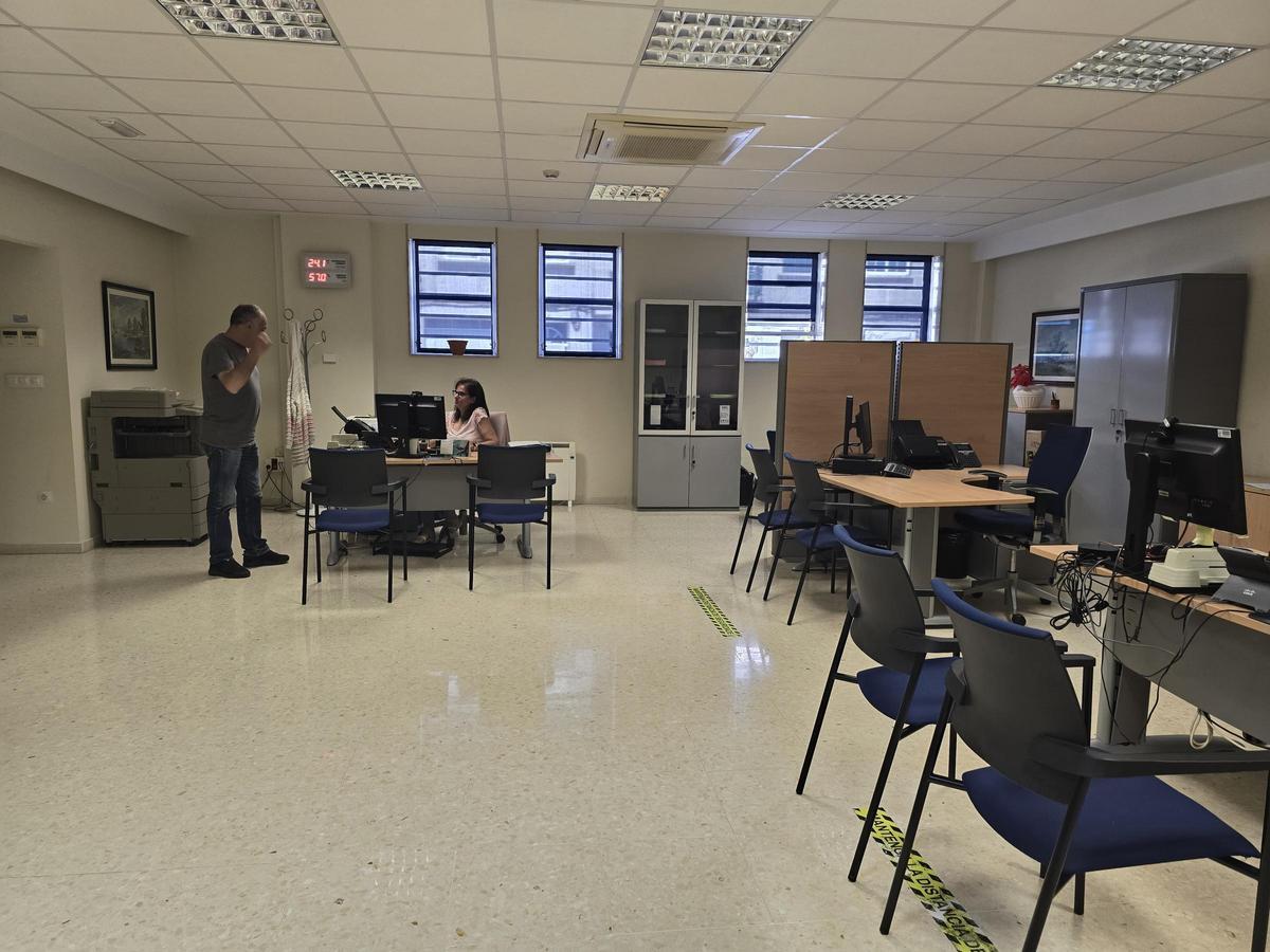 Trabajadores del ISM en las oficinas en la Casa do Mar de Moaña.