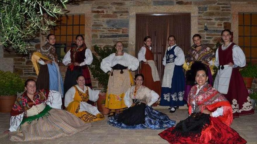 Un grupo de mujeres con la indumentaria tradicional.